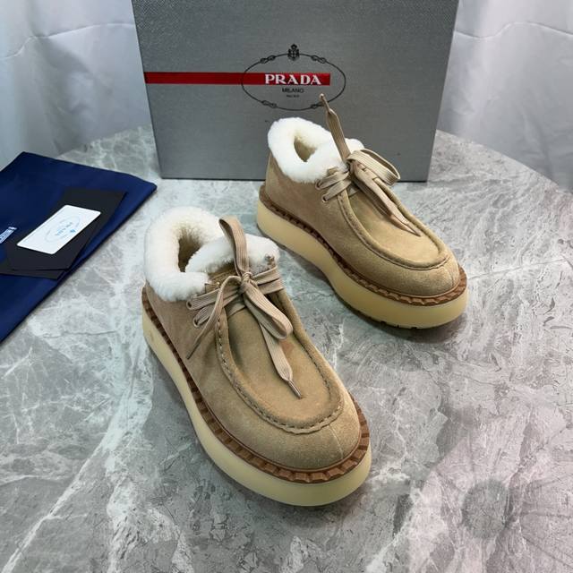 P家最新款毛毛鞋 面：高丝光牛反绒 里：全真羊毛 垫：全真羊毛 底：原版Pu底 经典三角标 Size ：35-41 41定做