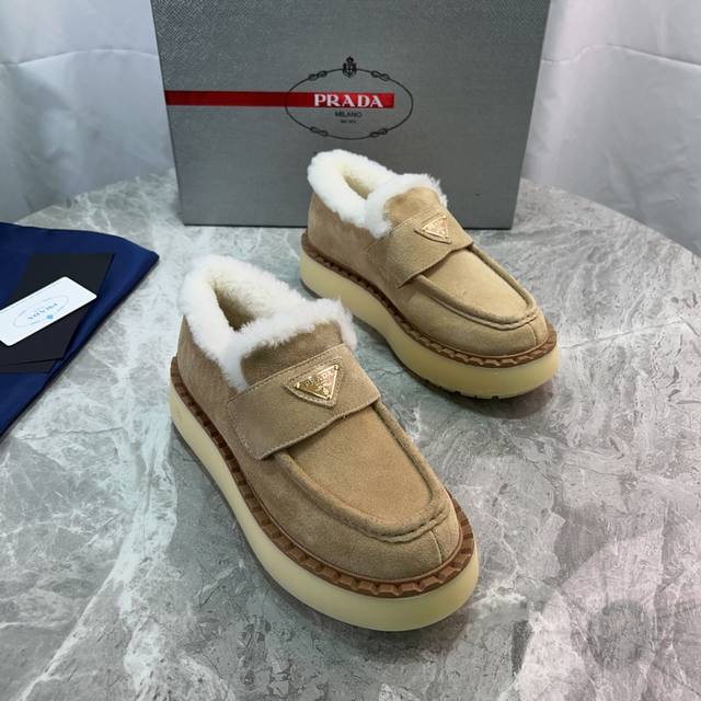 P家最新款毛毛鞋 面：高丝光牛反绒 里：全真羊毛 垫：全真羊毛 底：原版Pu底 经典三角标 Size ：35-41 41定做