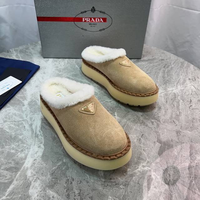 P家最新款毛毛鞋 面：高丝光牛反绒 里：全真羊毛 垫：全真羊毛 底：原版Pu底 经典三角标 Size ：35-41 41定做