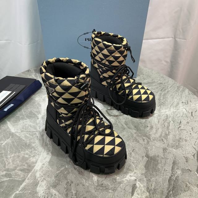 P家胖墩墩雪地靴 面：进口尼龙布 刺绣工艺 里：羊毛科技毛衬里 底：4.5厘米防滑花纹橡胶底 Size:35-42