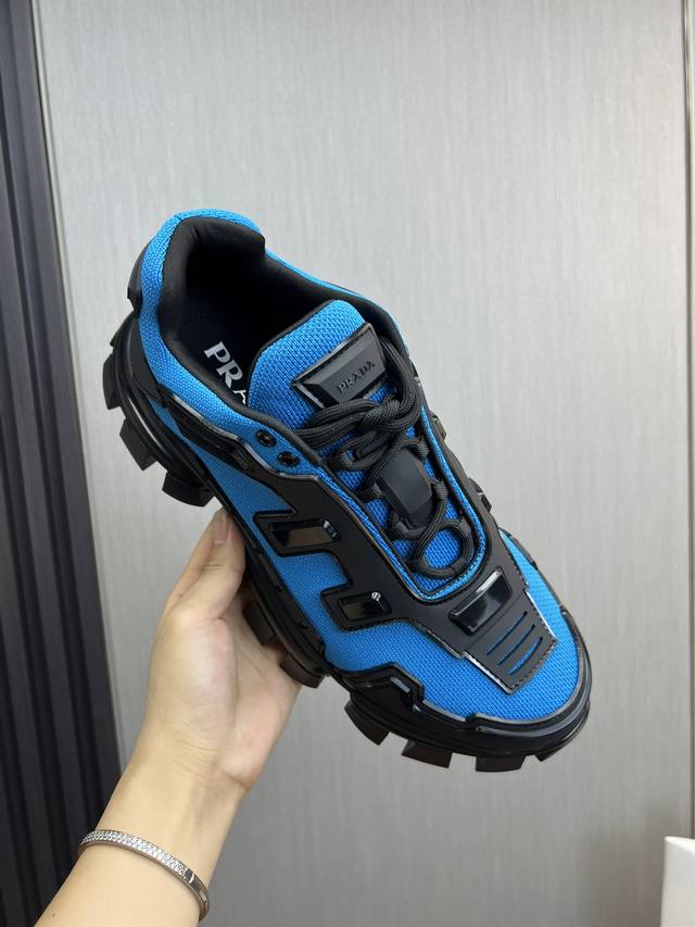 出厂价Pp： 普拉达：最新老爹鞋系列： 面料：进口太空棉布+Kpu注塑 内里：进口丝绸羊皮里 +布 大底：原版一比一开模橡胶发泡超轻大底 码数：38-46码 4