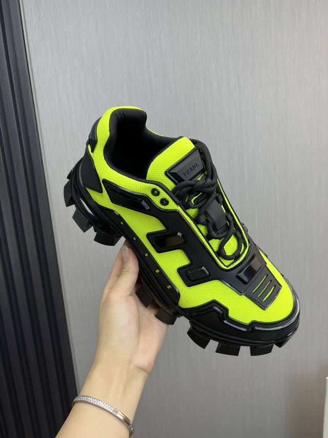 出厂价Pp： 普拉达：最新老爹鞋系列： 面料：进口太空棉布+Kpu注塑 内里：进口丝绸羊皮里 +布 大底：原版一比一开模橡胶发泡超轻大底 码数：38-46码 4