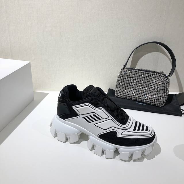 出厂价Pp： 普拉达：最新老爹鞋系列： 面料：进口太空棉布+Kpu注塑 内里：进口丝绸羊皮里 +布 大底：原版一比一开模橡胶发泡超轻大底 包装：一比一 跟高5C