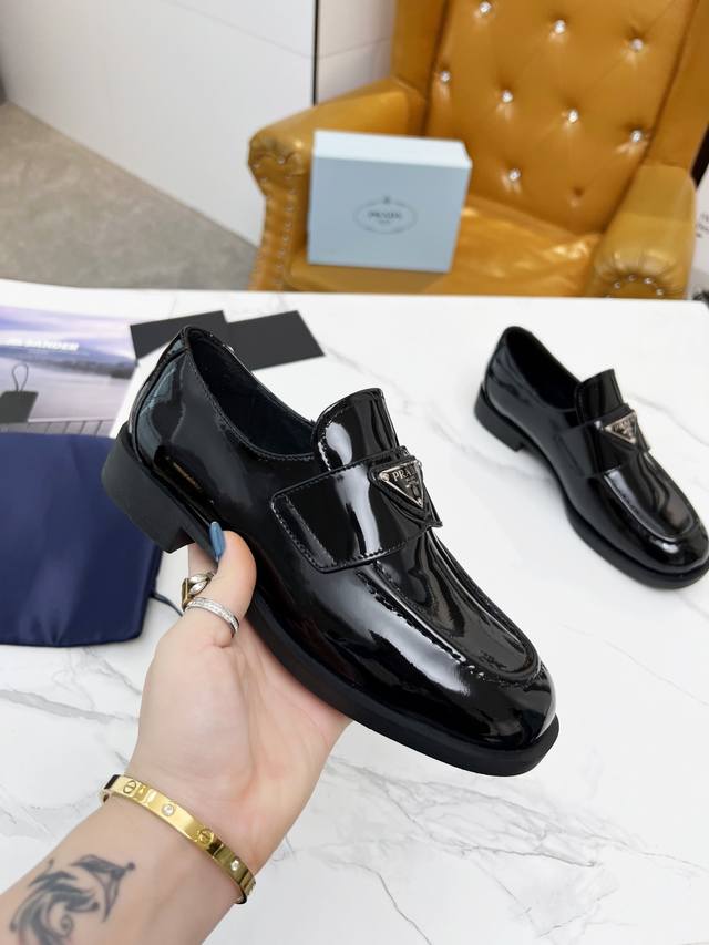 普家专柜新款， 面皮:牛漆皮 牛开边珠皮， 内里:羊皮里， 原版1:1复制橡胶大底， 码数：35-40 出厂价Pp：