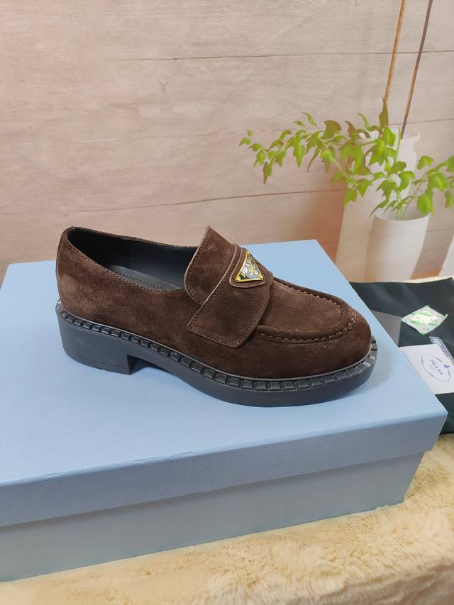 出厂价Pp： 普拉达 Prada 情侣款 面料：A级进口高丝光牛反绒皮 内里：柔软丝绸牛皮 垫脚：柔软丝绸牛皮 包装 ：全套原版礼品包装 码数：女码35-41