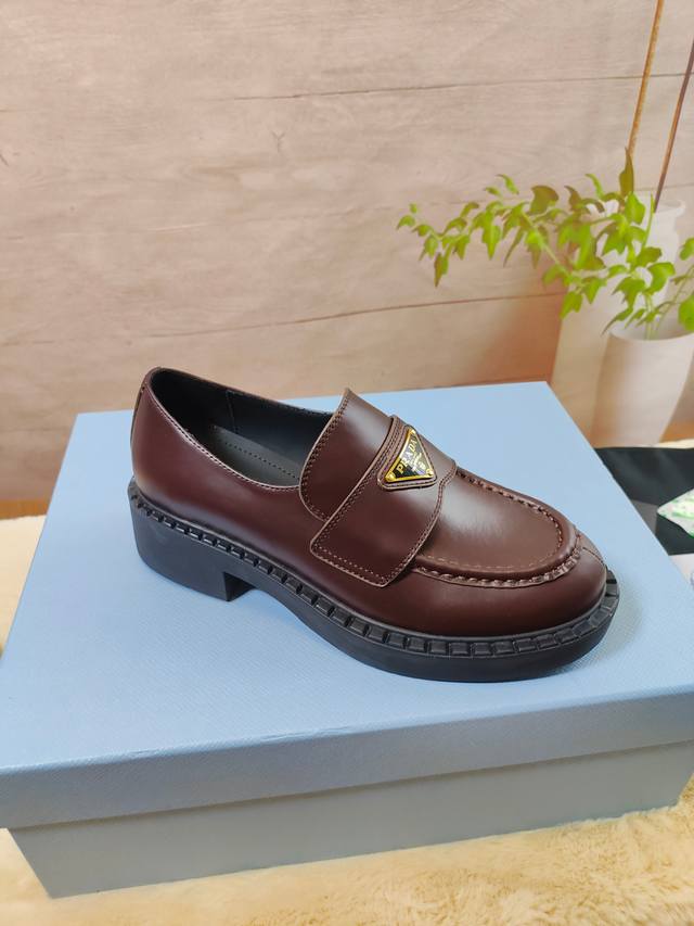 出厂价Pp： 普拉达 Prada 情侣款 面料：A级进口高丝光开边珠牛皮 内里：柔软丝绸牛皮 垫脚：柔软丝绸牛皮 包装 ：全套原版礼品包装 码数：女码35-41