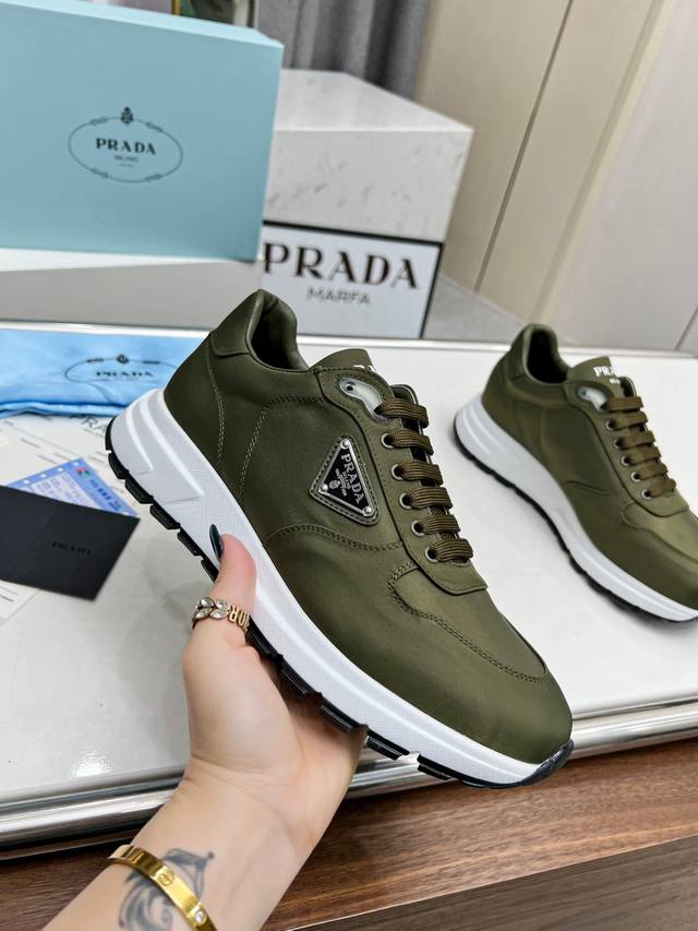 普拉达 Prada.. 情侣款 爆炸款出货了。，原版1比1开发，面料：防水泥龙布内里：羊皮，掂脚：羊皮，35--46码， 34与41码可订做不退换 ，