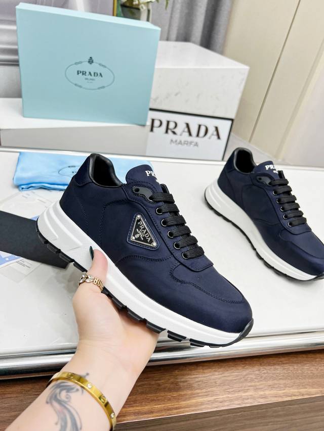 普拉达 Prada.. 情侣款 爆炸款出货了。，原版1比1开发，面料：防水泥龙布内里：羊皮，掂脚：羊皮，35--46码， 34与41码可订做不退换 ，