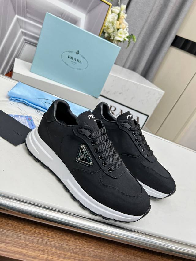 普拉达 Prada.. 情侣款 爆炸款出货了。，原版1比1开发，面料：防水泥龙布内里：羊皮，掂脚：羊皮，35--46码， 34与41码可订做不退换 ，