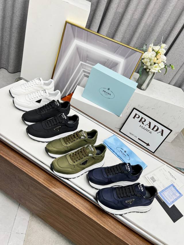 普拉达 Prada.. 情侣款 爆炸款出货了。，原版1比1开发，面料：防水泥龙布内里：羊皮，掂脚：羊皮，35--46码， 34与41码可订做不退换 ，
