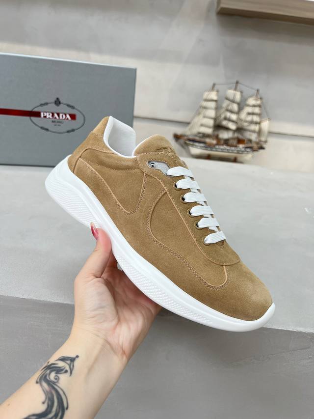 普拉达Prada顶级版运动鞋 鞋面进口飞织面料拼接羊京， 羊皮内里+牛皮踮脚， 耐磨防滑轻便大底， 男女同款： 码数：35-47码， 45.46.47定做