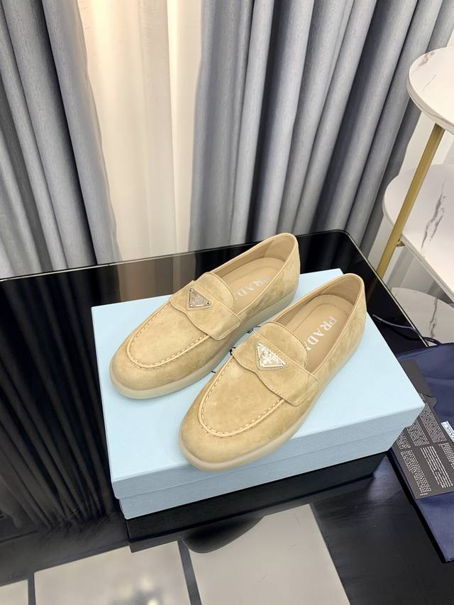 高品质出厂 !原版做货!顶级版本Prada 普拉达 Ss 夏季新款 Saint-Tropez 系列休闲鞋经典三角标中性乐福鞋新晋爆款~ 这款经典羊绒乐福鞋的鞋面 高品质出厂 !原版做货!顶级版本Prada 普拉达 Ss 夏季新款 Saint-Tropez 系列休闲鞋经典三角标中性乐福鞋新晋爆款~ 这款经典羊绒乐福鞋的鞋面