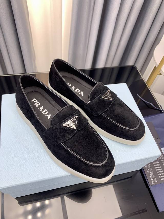 高品质出厂 ！原版做货！顶级版本Prada 普拉达 Ss 夏季新款 Saint-Tropez 系列休闲鞋经典三角标中性乐福鞋新晋爆款~ 这款经典羊绒乐福鞋的鞋面