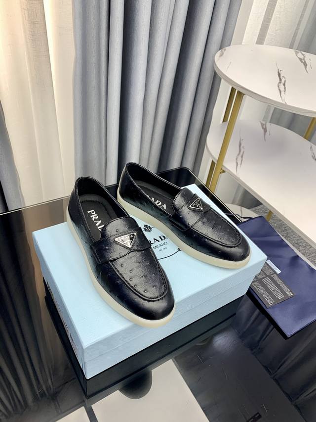 高品质出厂 ！原版做货！顶级版本Prada 普拉达 Ss 夏季新款 Saint-Tropez 系列休闲鞋经典三角标中性乐福鞋新晋爆款~ 这款经典羊绒乐福鞋的鞋面