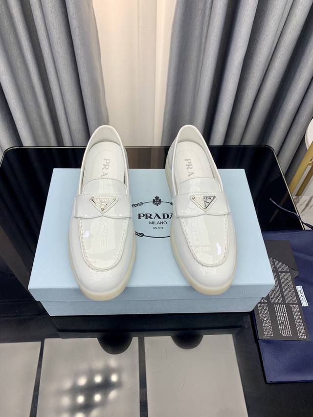 高品质出厂 ！原版做货！顶级版本Prada 普拉达 Ss 夏季新款 Saint-Tropez 系列休闲鞋经典三角标中性乐福鞋新晋爆款~ 这款经典羊绒乐福鞋的鞋面