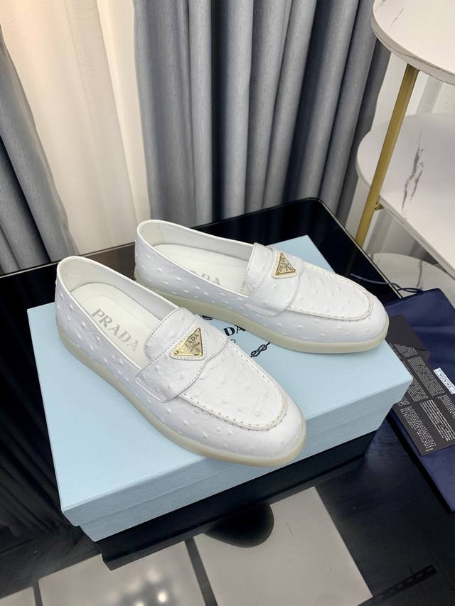 高品质出厂 ！原版做货！顶级版本Prada 普拉达 Ss 夏季新款 Saint-Tropez 系列休闲鞋经典三角标中性乐福鞋新晋爆款~ 这款经典羊绒乐福鞋的鞋面