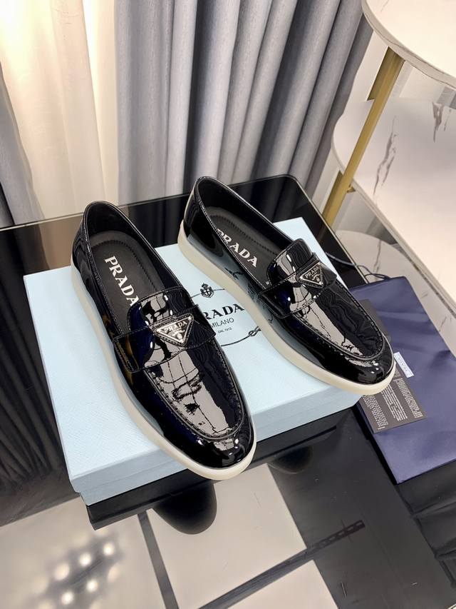高品质出厂 ！原版做货！顶级版本Prada 普拉达 Ss 夏季新款 Saint-Tropez 系列休闲鞋经典三角标中性乐福鞋新晋爆款~ 这款经典羊绒乐福鞋的鞋面