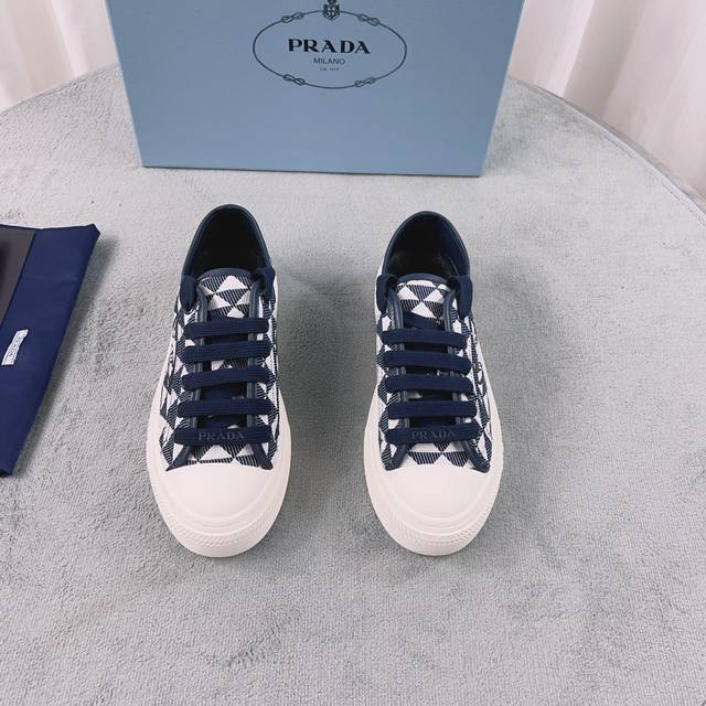普拉达顶级版本 面：水洗帆布+滴胶工艺 里：进口混种羊皮 底：组合Tpu耐磨大底 码数：35 41