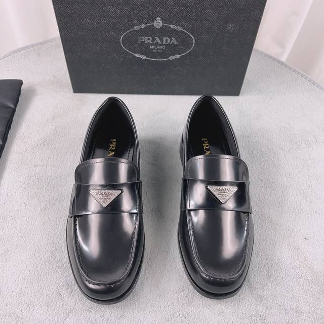 普拉达新款 面：进口开边珠牛皮 里：进口软牛皮 垫：开边珠+牛皮组合垫脚 底：原版1:1真皮大底 码数：38-45