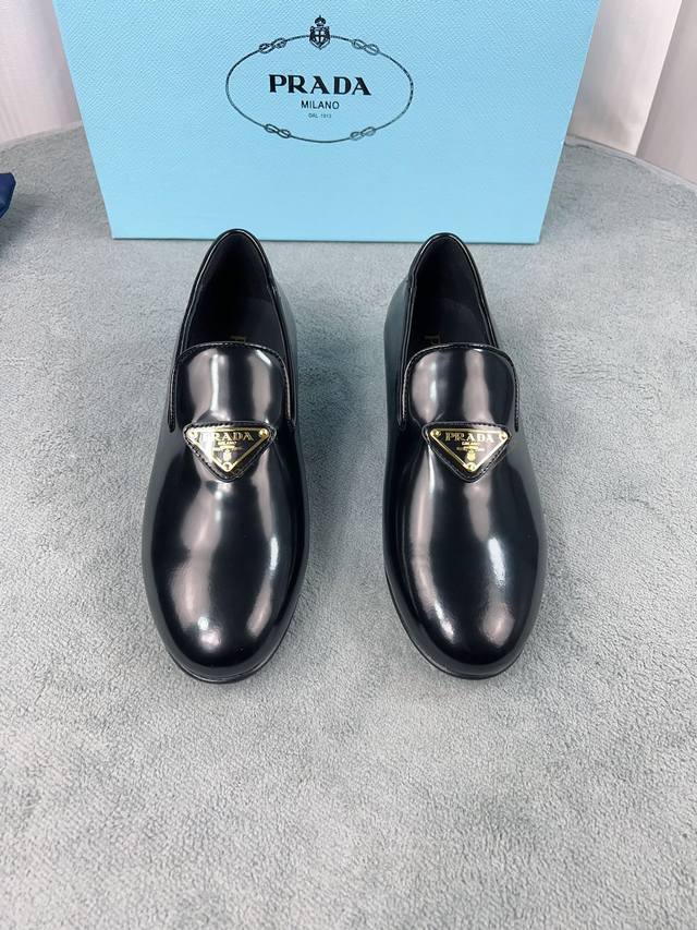 普拉达早春单鞋系列 面：进口开边珠、漆皮、牛皮 里：进口羊皮，原版贴标垫脚 底：原版1:1真皮大底 码数：35-40 34、40、41订做不退换