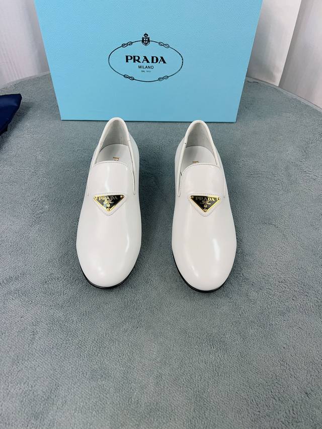 普拉达早春单鞋系列 面：进口开边珠、漆皮、牛皮 里：进口羊皮，原版贴标垫脚 底：原版1:1真皮大底 码数：35-40 34、40、41订做不退换