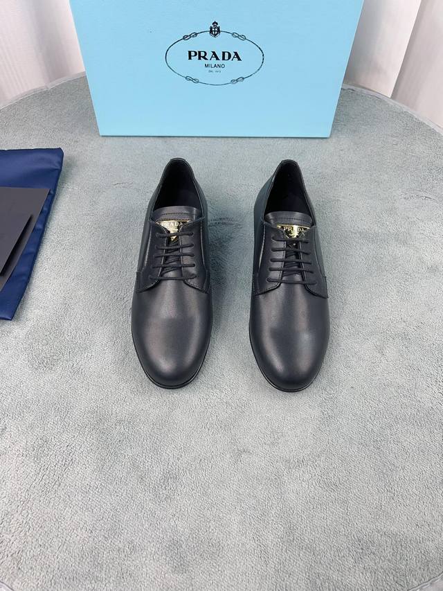 普拉达早春单鞋系列 面：进口开边珠、漆皮、牛皮 里：进口羊皮，原版贴标垫脚 底：原版1:1真皮大底 码数：35-40 34、40、41订做不退换