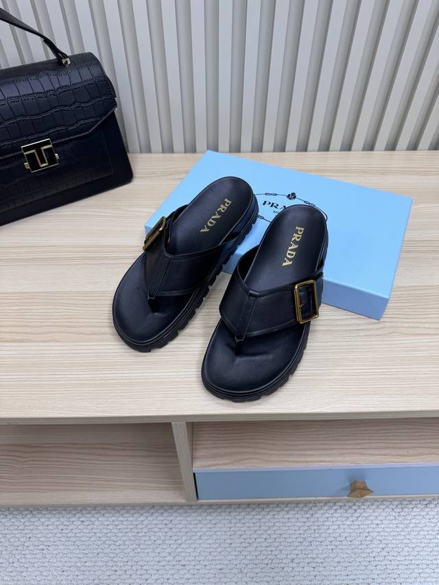 Prada 普拉达 25Ss 水台夹脚拖鞋 今年流行的方头一字系列，懒人必备拖鞋上脚是如此的好看 让整双鞋轻便舒适鲜艳色彩满足不同风格时髦人士的多种选择 面料：
