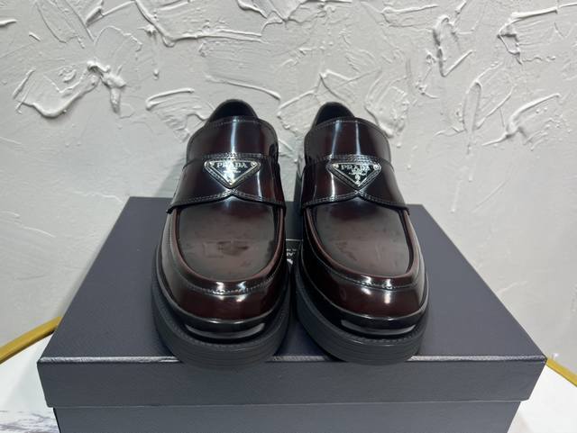 Prada Derby2025最春新款普拉达乐福鞋，英伦风商务鞋，顶级版本厚底三角标德比鞋Ken同款，大底橡胶底，面料进口开边珠，牛皮里，牛皮垫脚全套包装码数3