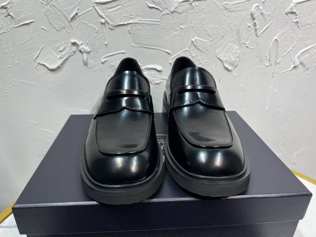 Prada Derby2025最春新款普拉达乐福鞋，英伦风商务鞋，顶级版本厚底三角标德比鞋Ken同款，大底Ev发泡橡胶底，面料进口开边珠，牛皮里，牛皮垫脚全套包