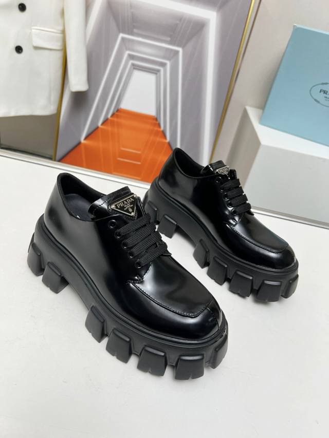 上新了 Prada普拉达 年早春夏升级版三角标厚底的设计上脚能增高不少哦！ 原版购入拆卸复刻 还原正品味道 顶级代购版本！ 鞋面原版开边珠牛皮 超有质感 内里