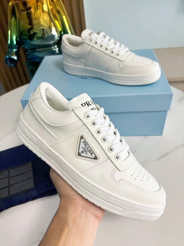 男款+10 Prada新春运动休闲板鞋情侣款 按原版打造 時尚有型舒服好看、经典的三角标识 一个时尚标志种草一切迷之喜欢 简约大气 超级百搭 原版头层牛皮面 羊