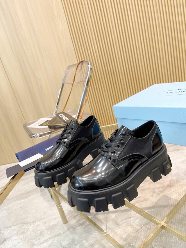 Prada普拉达新款黑色开边珠小牛皮+牛皮垫脚厚底休闲小皮鞋，Prad这款松糕厚底鞋今年非常火爆，穿上 增高 休闲两不失误，清爽的表现足以表达对鞋子的个个细节的