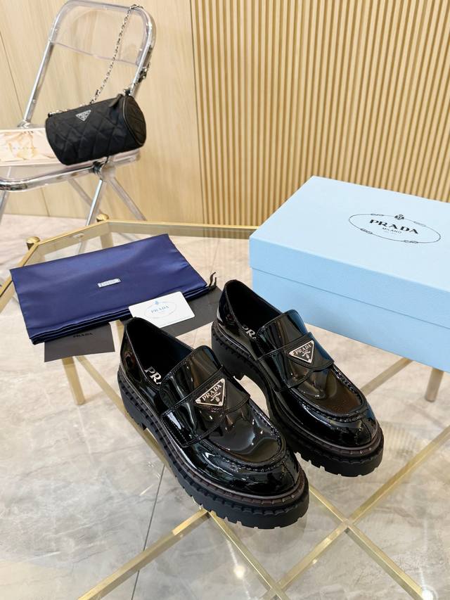 Sss重磅推出普拉达齿轮底系列 Prada早秋冬T台走秀网红同款＂梦造不夜城＂，能在重要场合用得上了，清新风带点小贵气的感觉，上脚非常完美穿搭配上此鞋，优雅大方