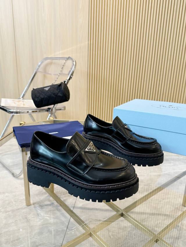 Sss重磅推出普拉达齿轮底系列 Prada早秋冬T台走秀网红同款＂梦造不夜城＂，能在重要场合用得上了，清新风带点小贵气的感觉，上脚非常完美穿搭配上此鞋，优雅大方
