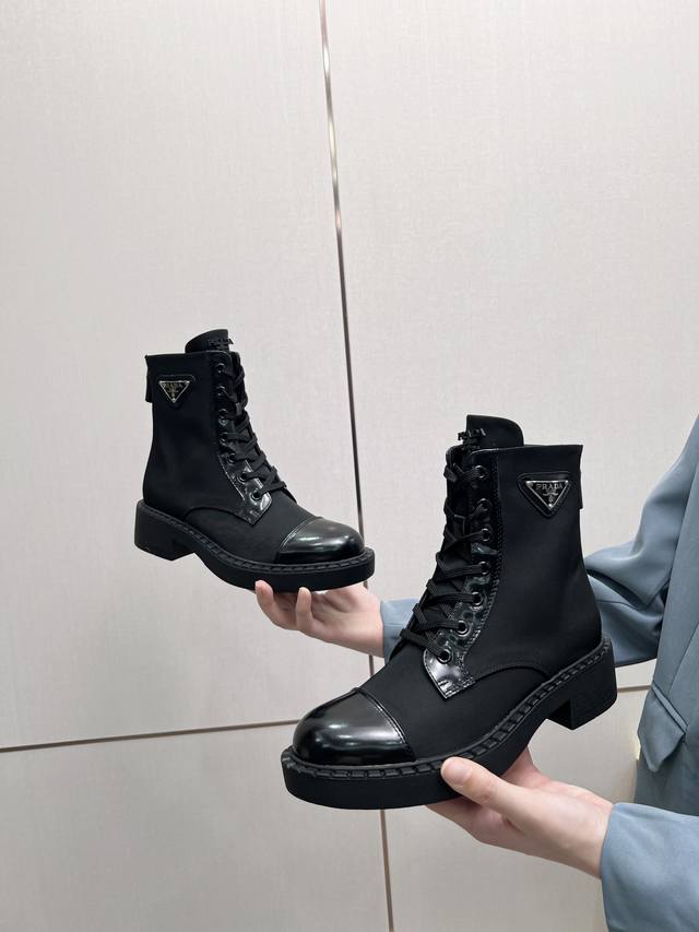 2670Sss重推磅出Prada普达拉最新款长靴 早春T台走网秀红款同＂造梦不夜城＂，能在重要场合用得上了，清新风带点小贵气感觉的，上脚非常百搭穿搭配上此靴，雅