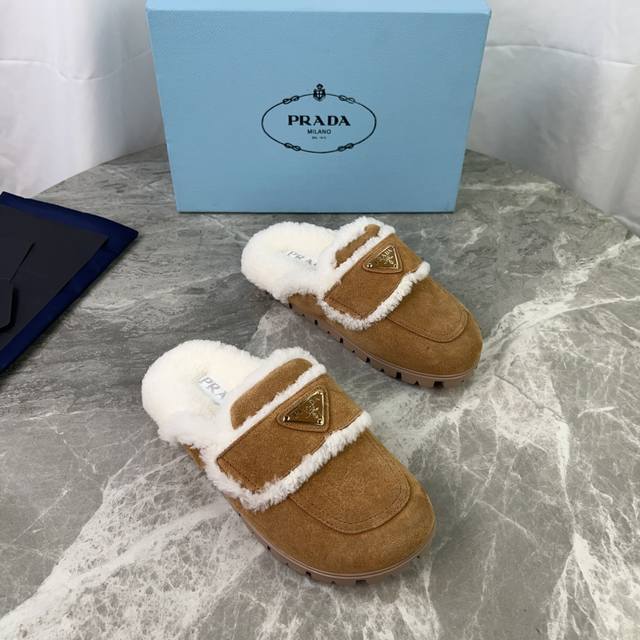 P家最新款 面：高丝光牛反绒 里：原版定制全真羊毛 垫：全真羊毛 底：防滑耐磨花纹橡胶大底 标志性三角标，原版包装 Size ：35-41