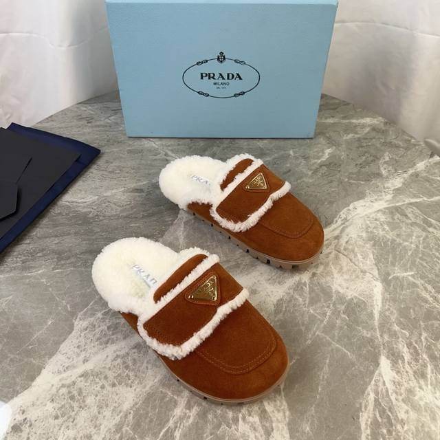 P家最新款 面：高丝光牛反绒 里：原版定制全真羊毛 垫：全真羊毛 底：防滑耐磨花纹橡胶大底 标志性三角标，原版包装 Size ：35-41