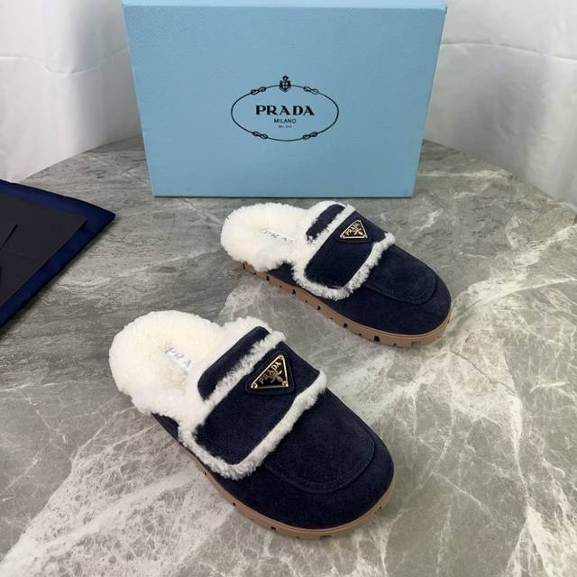 P家最新款 面：高丝光牛反绒 里：原版定制全真羊毛 垫：全真羊毛 底：防滑耐磨花纹橡胶大底 标志性三角标，原版包装 Size ：35-41