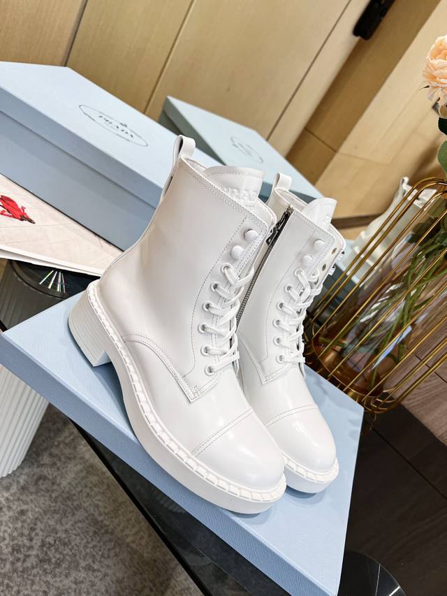 级顶 Sss重磅推出普拉达短靴系列 1 Prada早秋冬T台走秀网红同款＂梦造不夜城＂，Prada能在重要场合用得上了，清新风带点小贵气的感觉，上脚非常完美穿搭