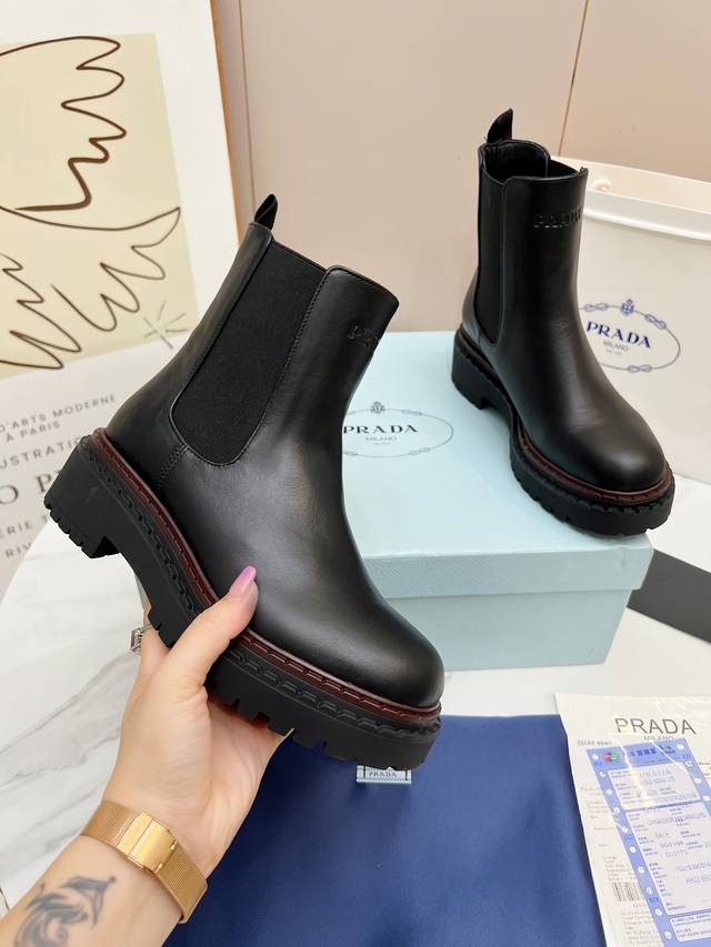 Prada早春T台走秀网红同款＂造梦不夜城＂，Prada能在重要场合上用得上了，小清新风带点贵气的感觉，上脚非常完美穿搭配上此鞋，优雅大方，晶莹剔透，无论各种配