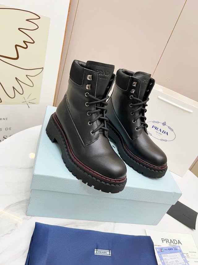 Prada早春T台走秀网红同款＂造梦不夜城＂，Prada能在重要场合上用得上了，小清新风带点贵气的感觉，上脚非常完美穿搭配上此鞋，优雅大方，晶莹剔透，无论各种配