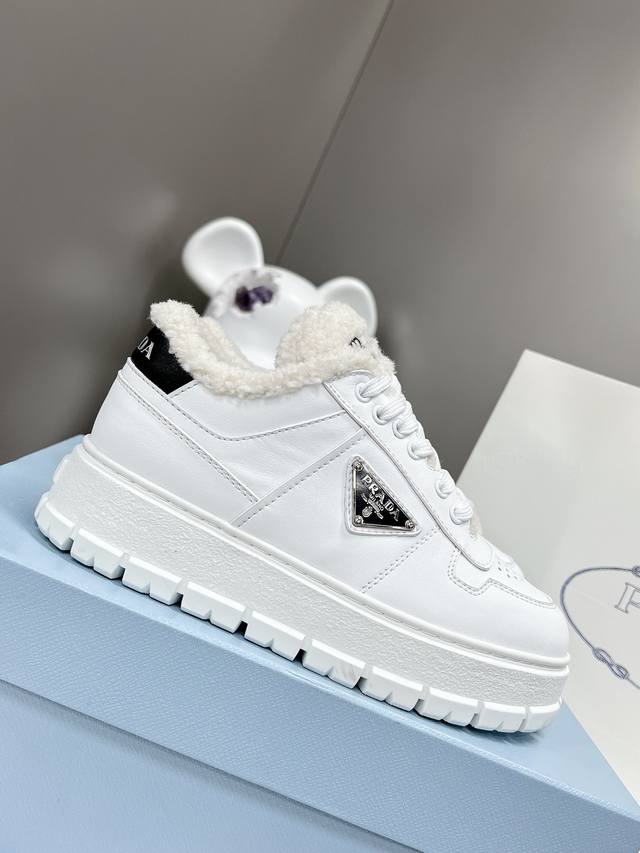 顶级版 Prada普拉达秋冬款 再次升级版！去年一发售一直畅销 今年升级版做工各方面都成熟漂亮！ 原版1:1复制，标志性的三角标扣，Prada能在要重场合上得用