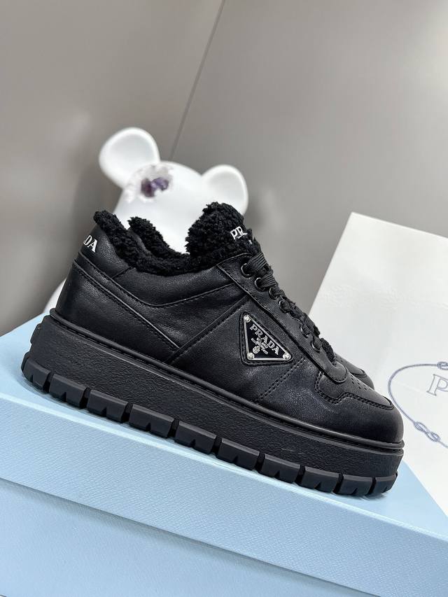 顶级版 Prada普拉达秋冬款 再次升级版！去年一发售一直畅销 今年升级版做工各方面都成熟漂亮！ 原版1:1复制，标志性的三角标扣，Prada能在要重场合上得用