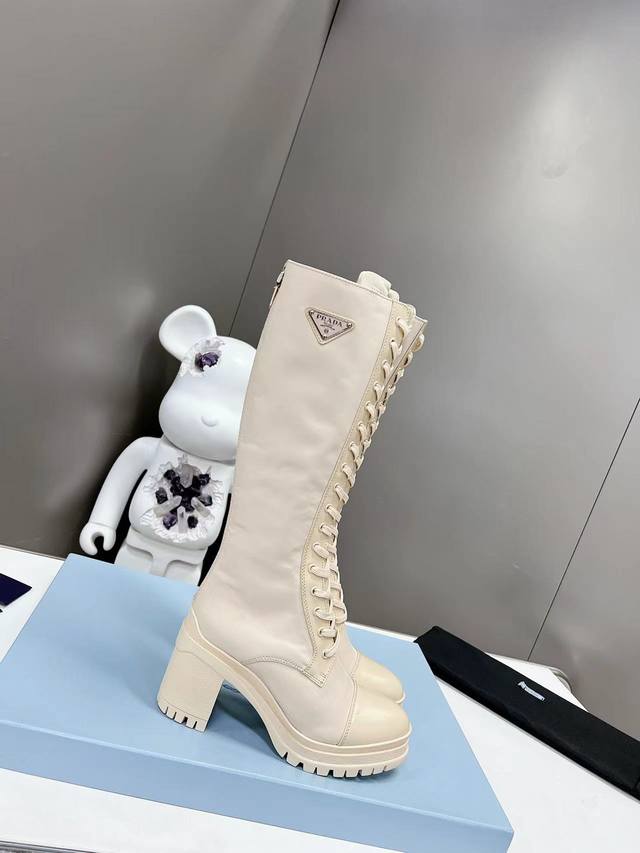 Sss重推出磅普达拉新最款靴长 Prada春早T走台网秀红同款＂造梦城夜不＂，Prada能重在合要上场用得上了，清新小风带点贵觉气的感，脚非上常完美穿搭上配鞋此