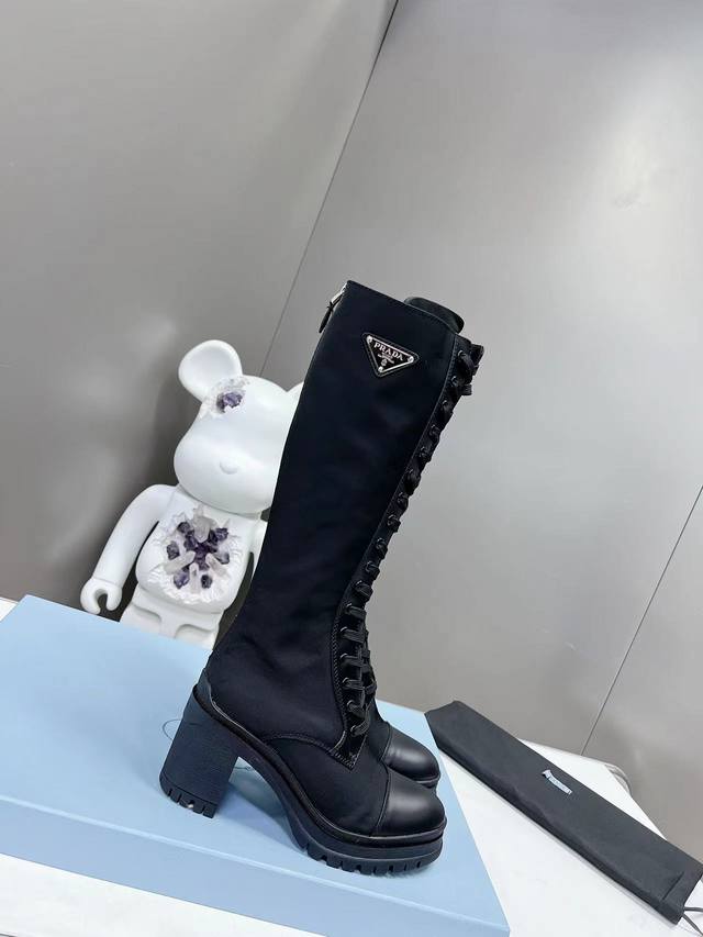 Sss重推出磅普达拉新最款靴长 Prada春早T走台网秀红同款＂造梦城夜不＂，Prada能重在合要上场用得上了，清新小风带点贵觉气的感，脚非上常完美穿搭上配鞋此