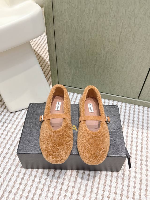 代购级 Alaia 秋冬新款羊毛玛丽珍鞋芭蕾鞋 采用反绒面料搭配羊羔毛内里，保暖性强；一字扣带设计，金属扣具提升质感，兼具复古与精致感。圆头版型包容脚型，平底设