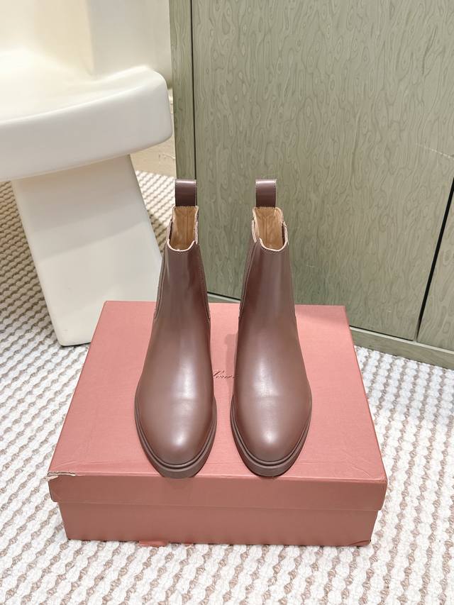 代购级 Loro Pian*25S秋冬新款 极简复古一脚蹬平底短靴 非常极简复古的款式，鞋面整体就是哑光牛皮面的简单制作，只有纯粹的牛皮质感，唯有靴筒上多了圆环