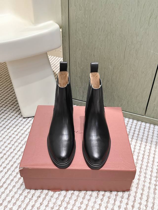 代购级 Loro Pian*25S秋冬新款 极简复古一脚蹬平底短靴 非常极简复古的款式，鞋面整体就是哑光牛皮面的简单制作，只有纯粹的牛皮质感，唯有靴筒上多了圆环