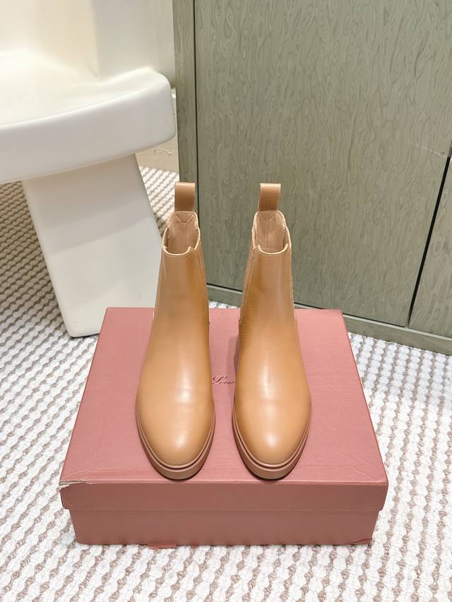 代购级 Loro Pian*25S秋冬新款 极简复古一脚蹬平底短靴 非常极简复古的款式，鞋面整体就是哑光牛皮面的简单制作，只有纯粹的牛皮质感，唯有靴筒上多了圆环