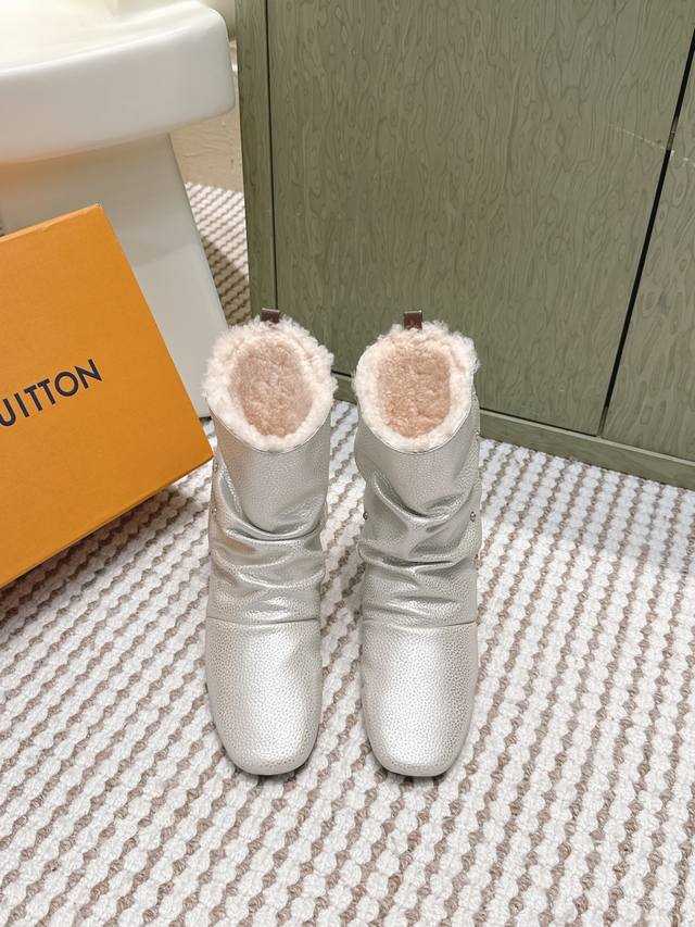 代购级 Louis Vuitton秋冬最新走秀款 堆堆靴 超多明星时尚博主种草 秀场出镜率最高的单品 当下最流行的型体隔板设计 结合时下最火的皮料 打造中性休闲